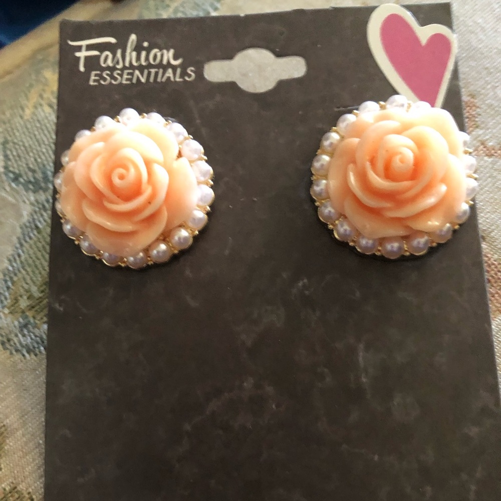 ❤️Fashion Essentials Rose Costume Earrings- 534 $9 or $7 w/offer 🦋